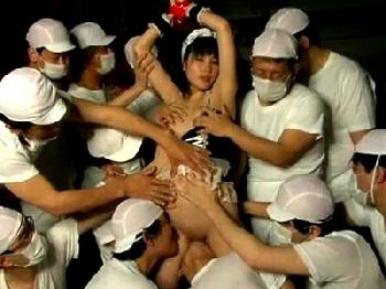 無数の手に犯されるあどけない少女が言われるがまま挿入されるコスプレ乱交