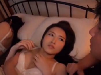 疲れて眠っている美女を夜這い→横に人がいるにも関わらず全力の性交渉