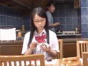 性的行為への欲求が強い絶倫な女子校生姉妹が小悪魔誘惑→マゾ男のいきり勃ったペニスで中出し3P開始!!