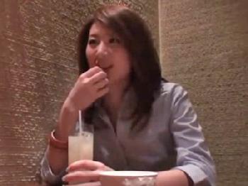 夫に物足りない素人人妻が自ら望んでハメ撮り志願W