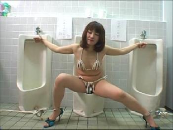 ワイセツ顔した美女を言葉巧みに騙して公衆便所に連れ込みイラマチオ強姦