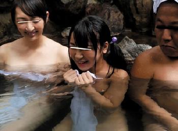 混浴温泉で初めて巨根をみた娘がムラっとくる→それを見て止めるかと思ったら見事な親子丼にW