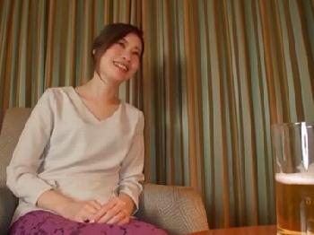 ほろ酔い気分でオナニー事情を赤裸々に話する素人人妻と密会性交