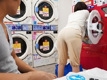 日常に刺激が欲しい性的欲望を満たしたい人妻は…コインランドリーで故意にランジェリーを落として男を絡めとる!!