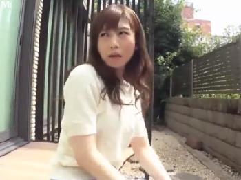 自宅での撮影が落ち着かない様子の性的欲望を満たしたい人妻をお構いなく性行為する!!
