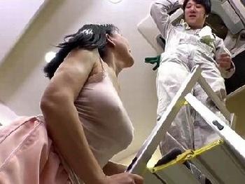 エアコン修理にきた家の奥さんが爆乳!!ムラっと興奮抑えきれずにそちらも修理開始W