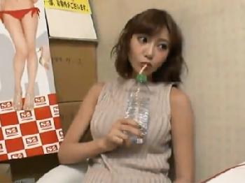 悪ガキ生徒に脅されて車内で痴漢される女教師