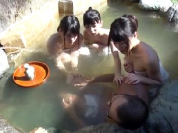 混浴露天に入浴中だった童顔娘3姉妹を襲って乱交SEX