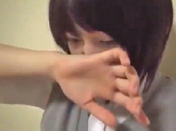 広瀬すず似のあどけないショートヘア女子校生と中出し援交する中年男