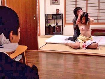 縛られた夫の眼の前で寝取られることに快感を覚える人妻