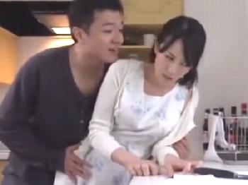 変態男に秘密の弱みを掴まれ何度も犯される熟女人妻