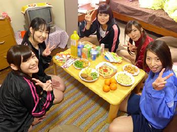 女子校陸上部の合宿中に先生のペニスに群がり体育祭で競い合うように中出し乱交する少女たち