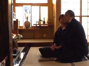 未亡人妻が夫の遺影の前で義理の父親に寝取られる近親性交