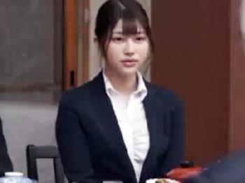 美少女性会社員が仕事を放置で出張先の旅館で上司と四六時中ハメし放題