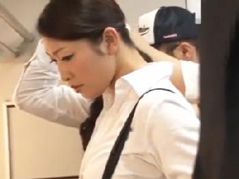 淫靡なカラダのミニスカートを履いたとても綺麗な女教師が満員電車で中出し痴漢被害に遭遇