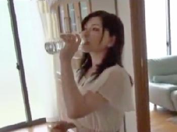 義理息子にウワキ写真をおさえられて性的凌辱される義母