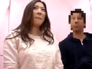 童貞息子と種付け性交まで行き着いてしまう変態巨乳素人人妻