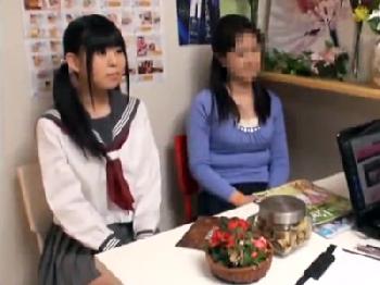 近くに母親がいるにも関わらずマッサージ中に性的暴行膣内射精される真面目女子校生