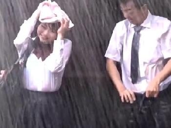 びしょ濡れシースルーになった女子校生に耐えきれず青姦婦女暴行!!喚こうが問答無用で大雨の中ぐちゃ強姦
