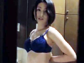 自分のランジェリーでオナニーしてる姿を見て哀れに思った叔母さんが背徳的な性行為に誘う