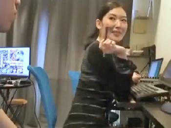 AVの制作現場で働くスレンダー美女に避妊具なしで挿入射精