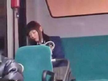 バスで寝ていてたら痴漢されて恐怖と屈辱から震えが止まらない女子校生