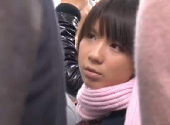 痴漢に狙われた童顔女子校生が号泣…おまんこ内射精するまでヤメない冷酷無慈悲な性犯罪者