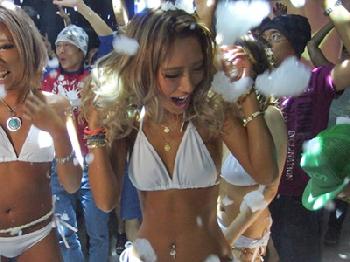 泡パでゴムなし膣内射精されても超ヤバい勢いで盛り上がるギャルたち