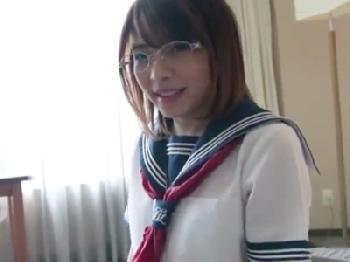 真面目系な眼鏡女子女子校生が中年男ペニスで女性器の最奥を刺激され狂乱絶頂
