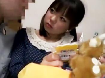 帰宅中のミニ系女子をお菓子をエサに自宅に連れ帰り極狭陰毛がないワレメに中出し!!