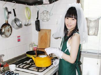 童顔美少女のパイパン膣孔から逆流して流れ出る中年男の中出し精子