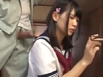 訪問者にいきなり中出し性暴行される女子校生
