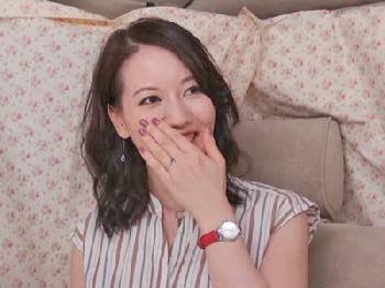 しばらく性交渉がない性的欲望が爆発寸前のセレブ人妻が軟派男の誘惑に負けて中出しカーセックス