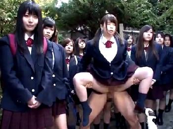 修学旅行中もペニスが溶け込んだ世界では当たり前に青姦SEX!!