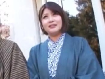 旅館でナンパした素人人妻におっぱいマッサ敢行→抵抗するも押さえつけ避妊具なしで直射精!!