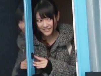 おとなしそうにみえてマジックミラー号で自ら腰振る素人娘