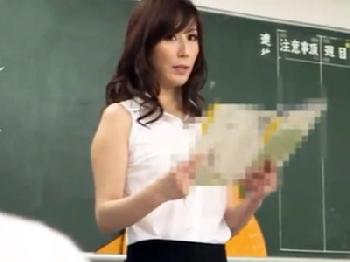 美魔女教師が生徒の肉棒を貪りつき教室でフェラチオ