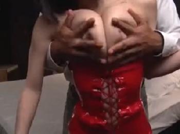 爆乳過ぎ童顔娘が男2人に本当に挿入される