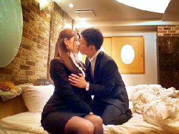 人妻会社員と後輩社員が終電逃して膣射性交