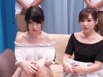 顔面偏差値最強クラスの2人組女子大生のオフショルに手突っ込んで乳揉み→複数人での性行為