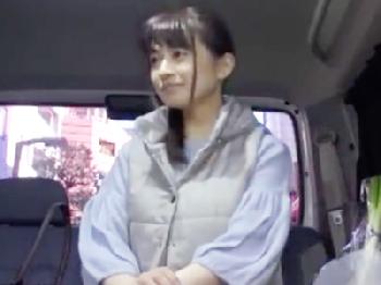 童顔な美貌の人妻ナンパ→車内連れ込んでフェラチオお願いした