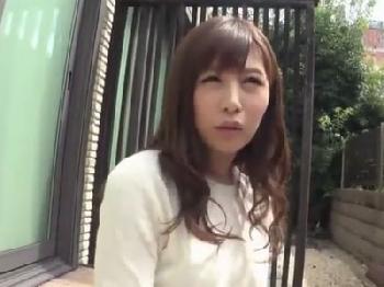 夫とご無沙汰で性的欲望が暴走してしまったとても綺麗な人妻のコンドーム未装着の浮気交尾