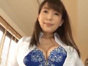 笑顔で色仕掛けしてくる美女に主導権を握られたまま挿入で迂闊にもオメコ内射精