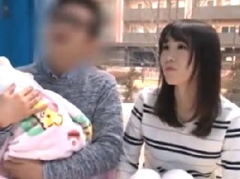 子持ち人妻がマジックミラー号でコンドーム未装着で膣射性交