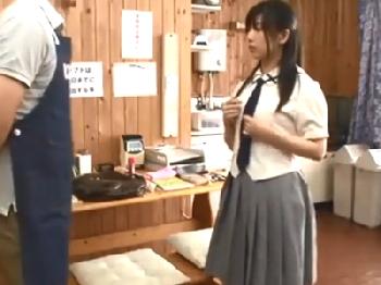 万引き女子校生の弱みにつけこみ遠慮なく犯す非道な店長!!