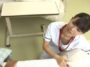 一心不乱にお世話をしてくれるナースの谷間チラで耐えきれずに挿入