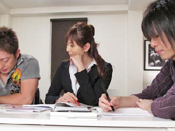 厳しいことを言いながら猥褻な格好で生徒を誘う家庭教師