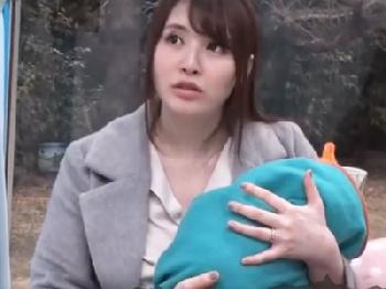 夫と子供を待たせて巨根すぎる初対面男とSEXしておまんこの中にそのまま精子を射精させる妻W