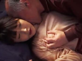 癒し系の顔立ちの美少女がおじいさんに強引に子宮へ直接射精されて強制アクメ