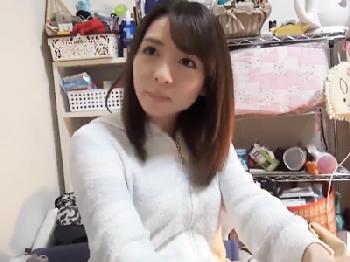 女子AV監督がリア友を勧誘して筆おろしAV出演させてしまう